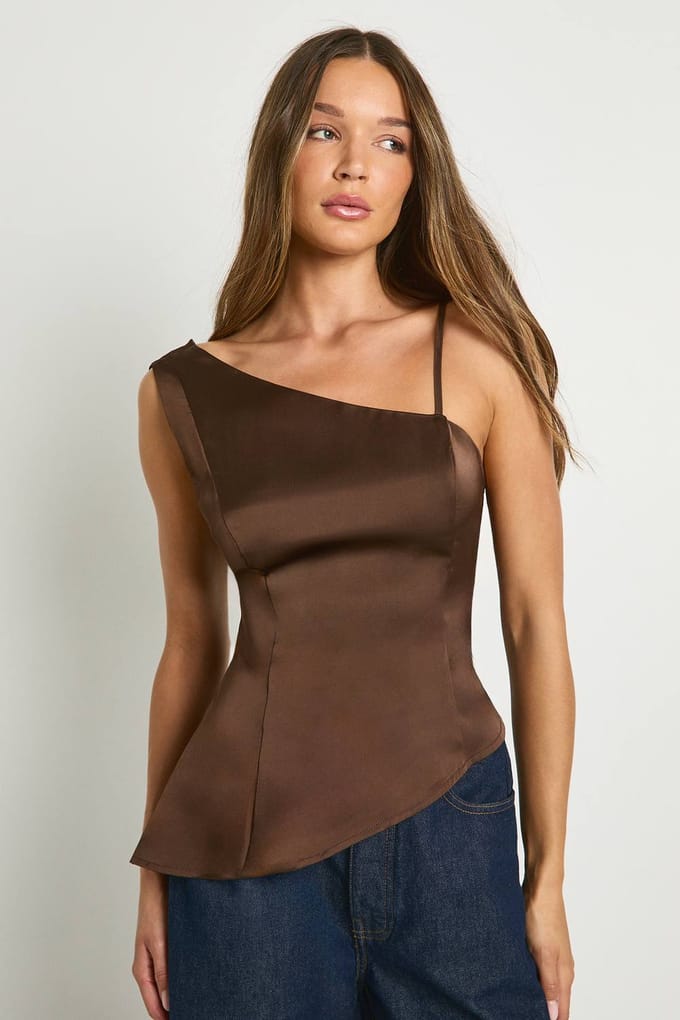 boohoo Dames Satijn asymmetrische top | Chocoladebruin | Maat: 40