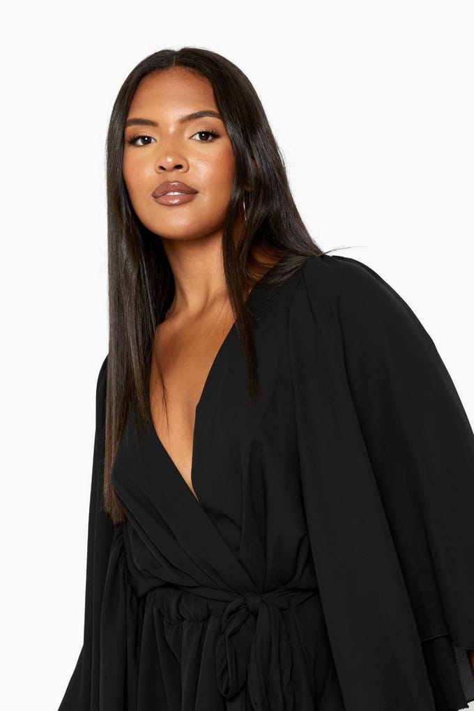 boohoo Dames Plus Angel Sleeve Wrap Peplum Blouse | Zwart | Maat: 52
