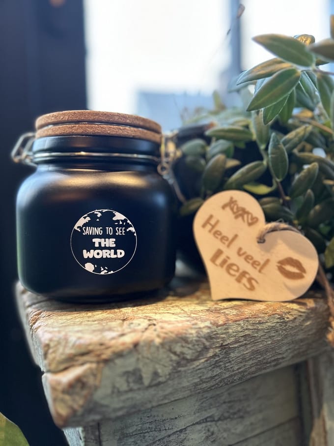 Creaties van Hier - Luxe Spaarpot met houten hartje - Saving to see the world - Glas