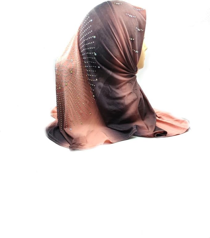 Lichtroze hoofddoek met stenen, mooie hijab.