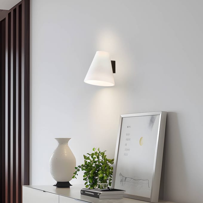 Lucande wandlamp Timido, wit/zwart, glas, 16,5 cm hoog
