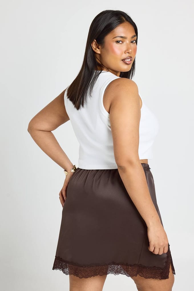 boohoo Dames Plus Satijnen Minirok Met Kanten Afwerking | Chocolate | Maat: 28
