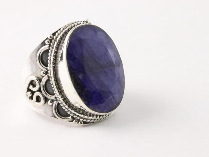 Bewerkte zilveren ring met blauwe saffier - maat 18