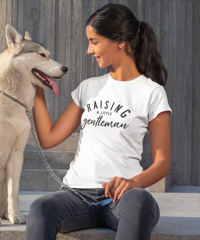 Moederdag T-shirt Raising A Little Gentleman | Wit - Maat M | Moederdag Cadeautje