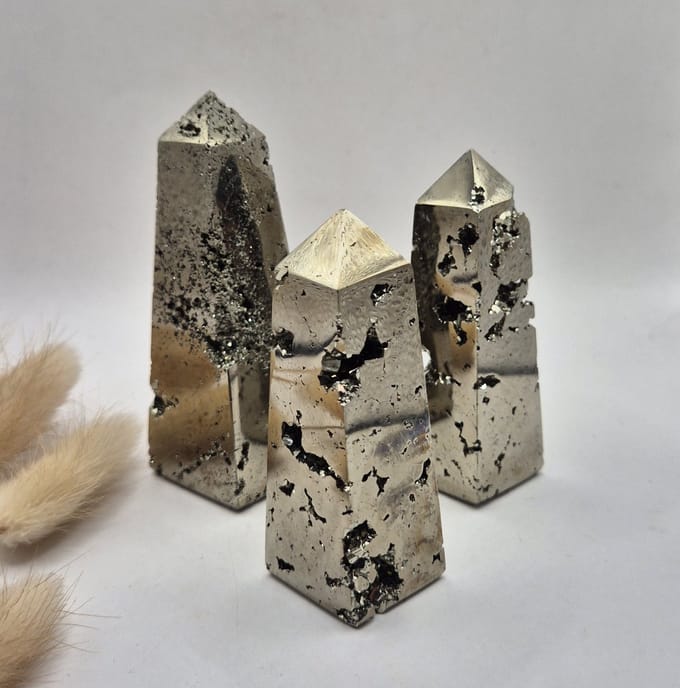 A+ Pyriet Toren uit Peru 8-10cm – Hoge Kwaliteit met Druzy & Metallic Glans Edelsteen Obelisk