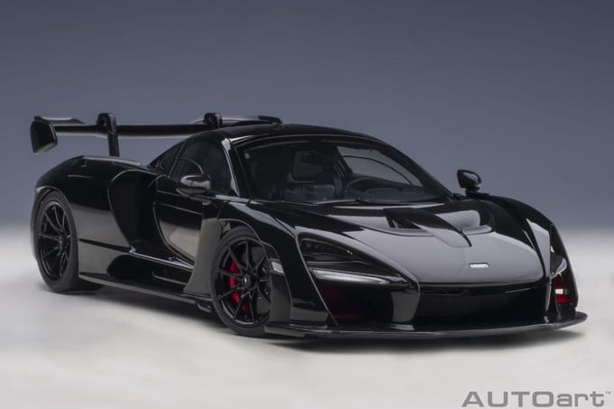 AutoArt 1/18 McLaren Senna - Stealth Cosmos (zwart metallic)