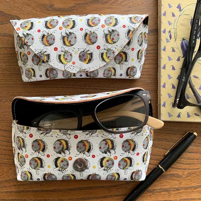 Alex Clark Spectacle Cases Bees ~ Brillenkoker Bijen