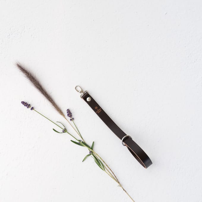 The Leather Rebel Polsband S/M – Leren Polsriem – Camera – Handgemaakt