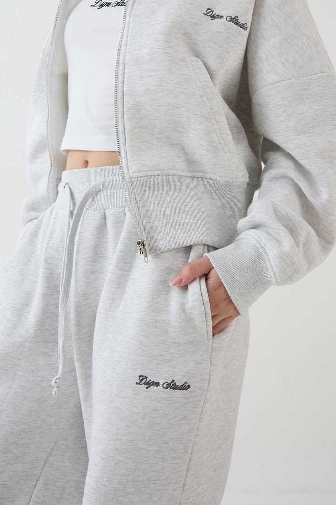 Dames Dsgn Studio Boxy Crop Trainingspak Met Diepe Zoom En Capuchon Met Rits | Asgrijs | Maat: 2XL