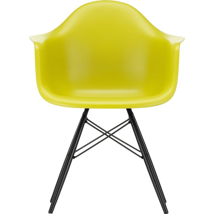Vitra - DAW Eames Plastic Armchair - mosterd RE - esdoorn zwart - geel