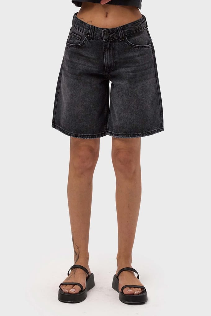 It's Basic - BAGGY MINI DENIM SHORT - SOFT BLACK