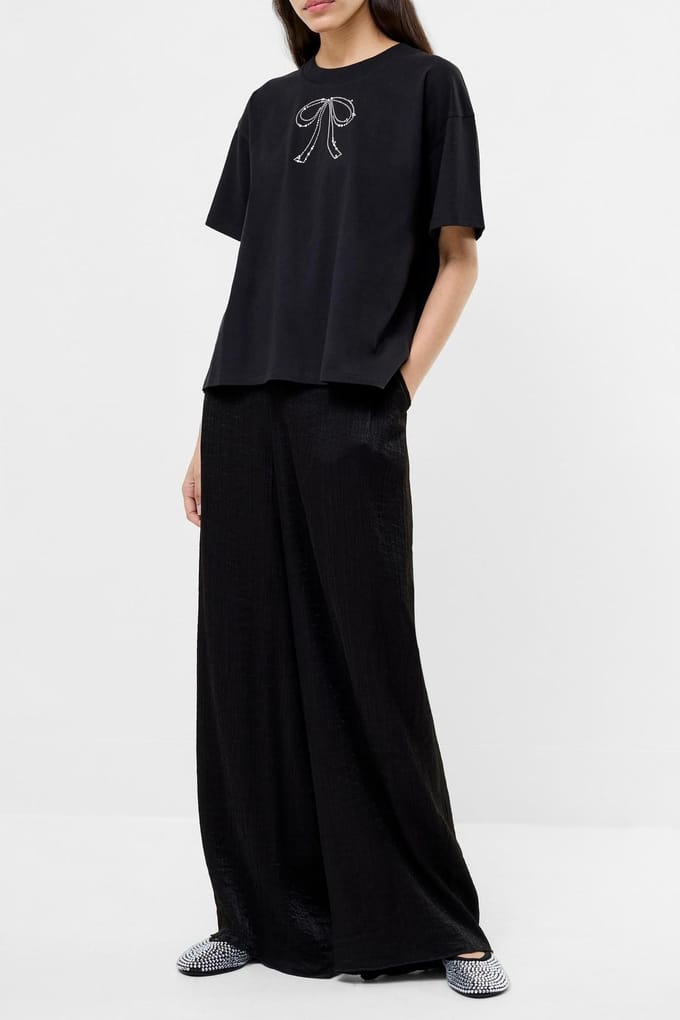 French Connection Pearl Hotfix Bow S/s Tee Blackout Blackout Maat: S | Tops Outlet | Dames | Zwart