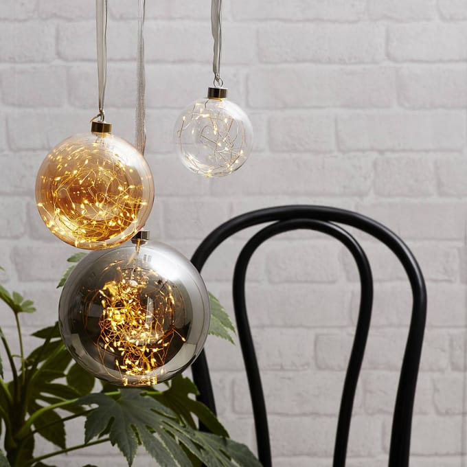 Kerstbal met lampjes 20cm -zwart -lichtkleur: Warm Wit -met stekker -Kerstdecoratie
