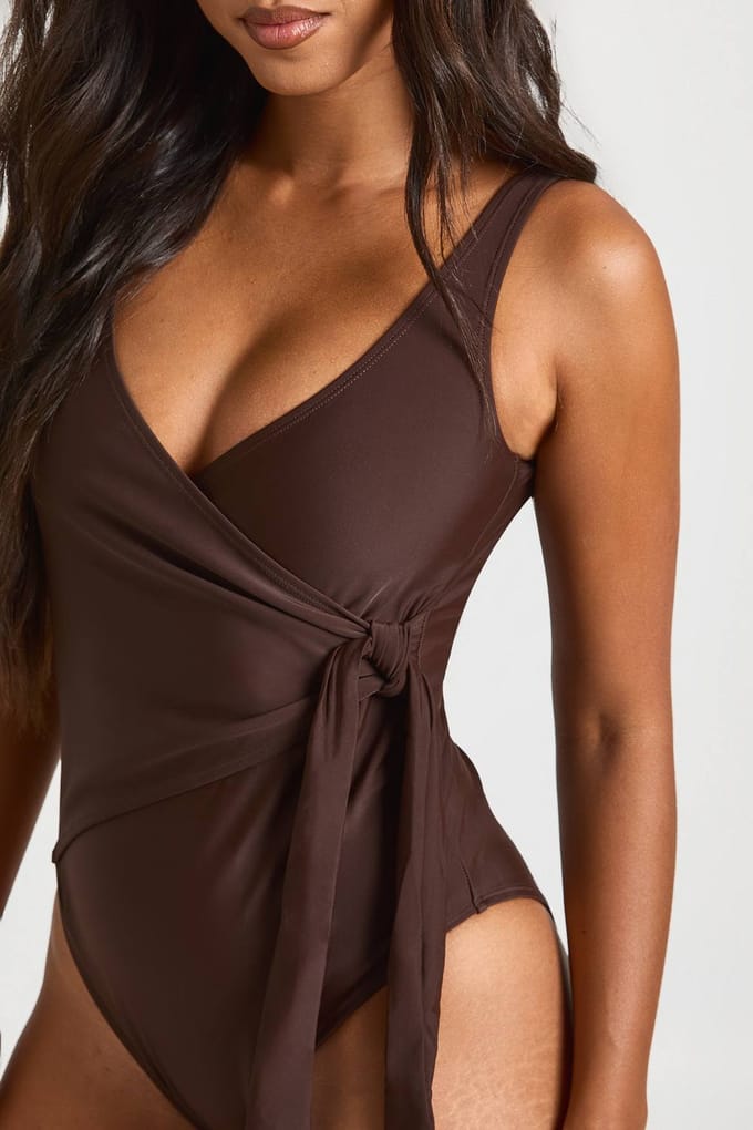 boohoo Dames Buikcontrolerende Badpak Met Wikkeldetail | Chocoladebruin | Maat: 36