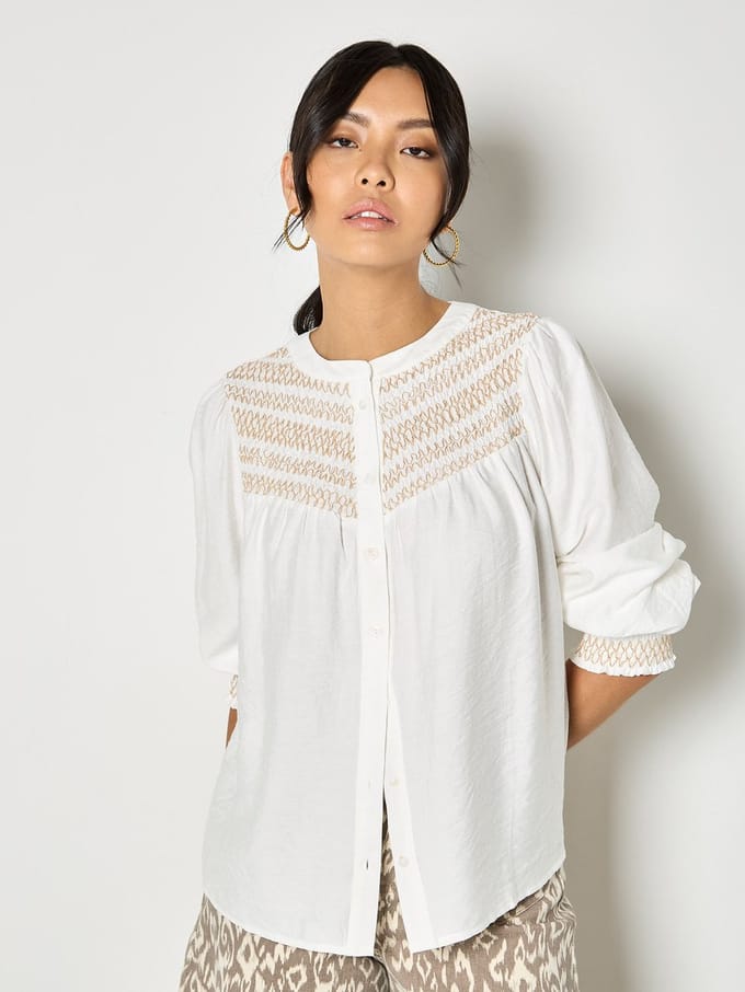 Blouse met golvend borduursel en smockwerk