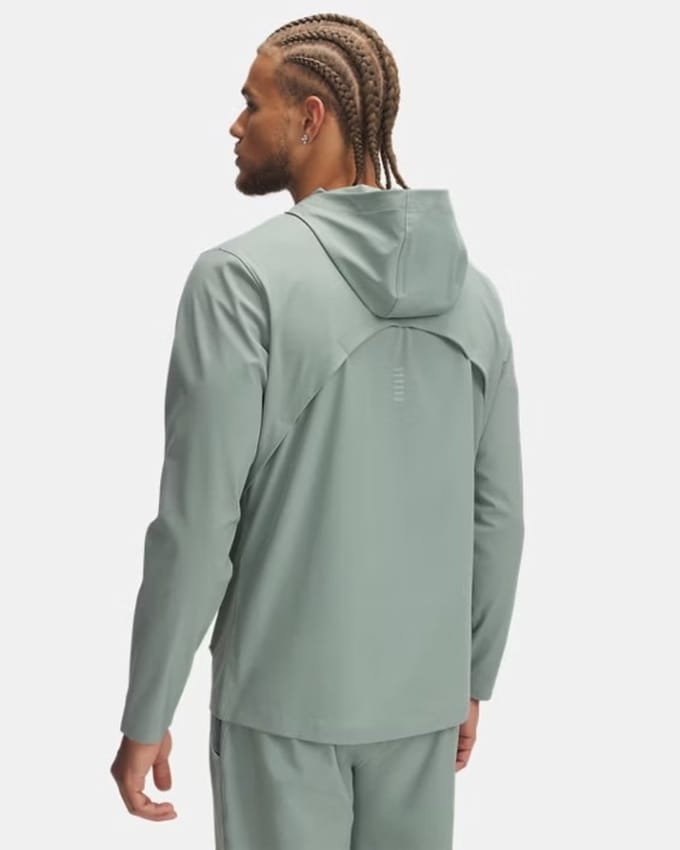 Under armour outrun the storm jacket in de kleur groen.