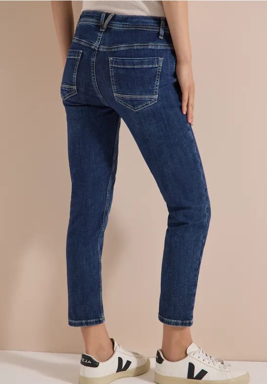7/8 Mid Waist Slim Leg jeans in casual fit