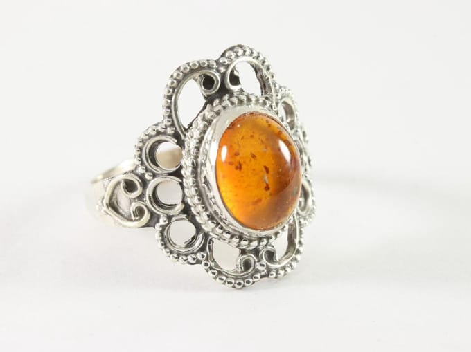 Opengewerkte zilveren ring met amber - maat 19