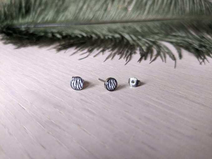 M-apART-chirurgisch-staal-oorbel-zebra-print-zwart-wit