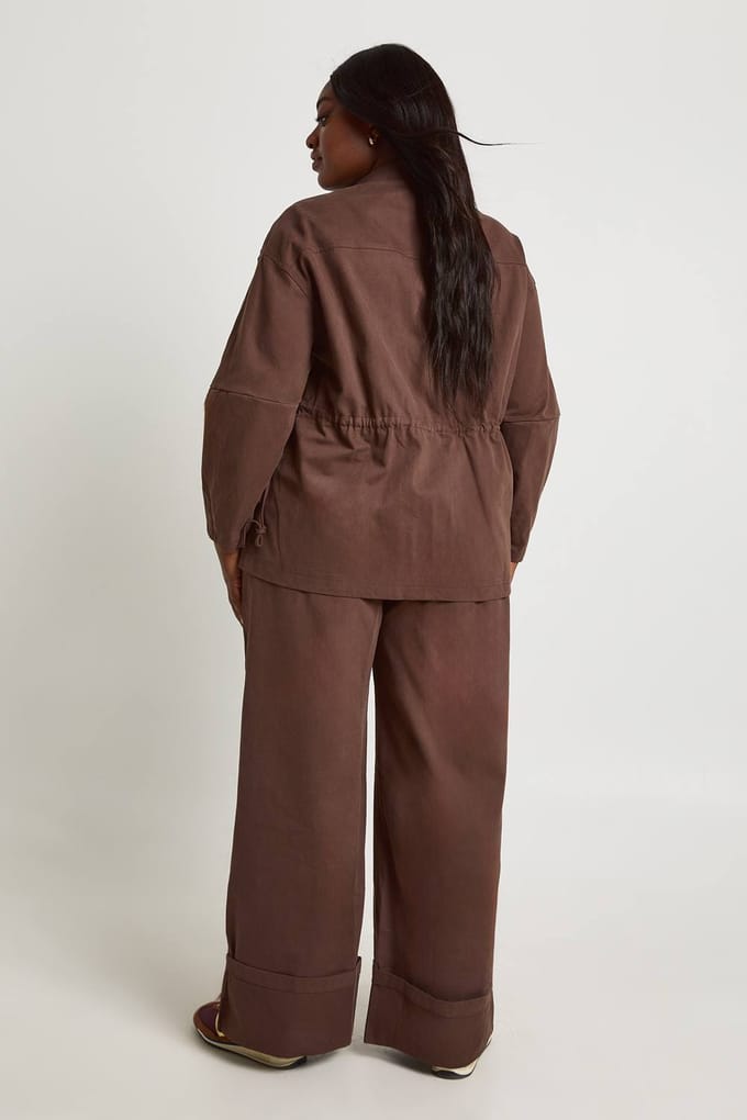 boohoo Dames Plus Omslagzoom Twill Wijde Pijpen Broek | Chocoladebruin | Maat: 52