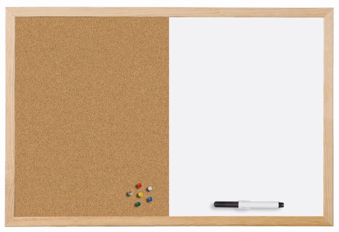 Tweezijdig krijtbord met houten frame, 60 x 40 cm.