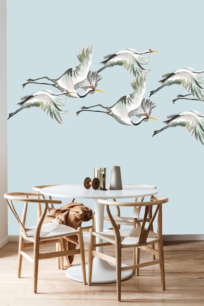Behang vliegende kraanvogels lichtblauw
