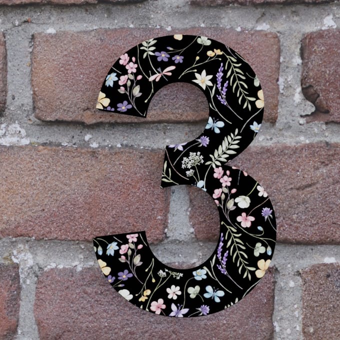 Huisnummer Arial 3 zwart met bloemen - Maat: Klein (10 cm) - zelfklevend - Huisnummerbord