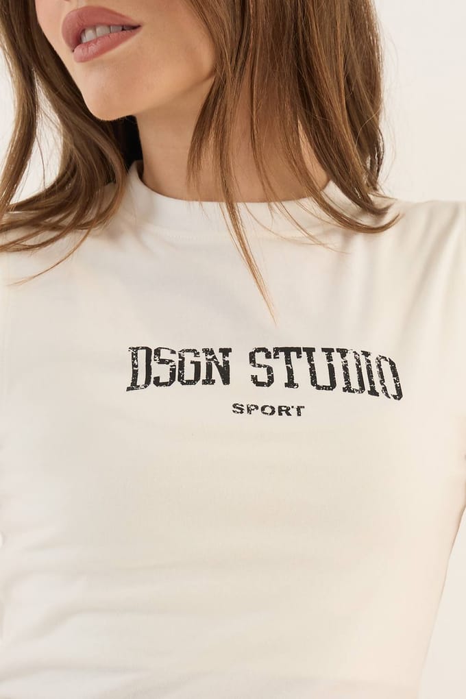 Dames Dsgn Studio Collegiate Bedrukte Getailleerde Korte Mouw Top | Cream | Maat: Medium