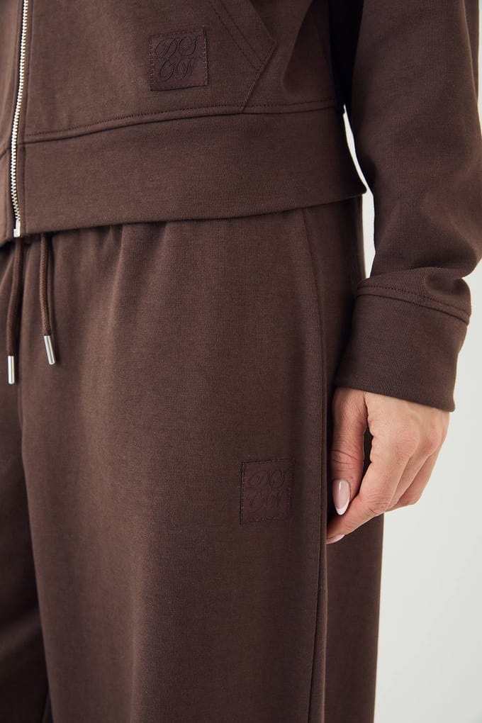 Dames DSGN Studio Diepe Tailleband Wijde Pijpen Jogger | Dark Chocolate | Maat: Medium