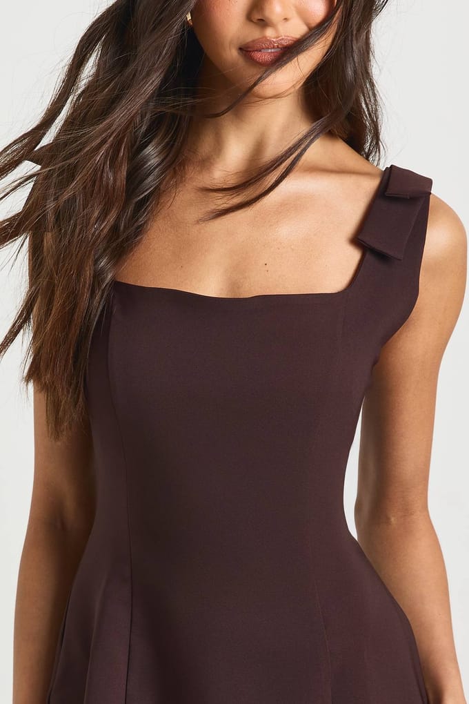 boohoo Dames Strikschouder Vierkante Hals Skater Jurk | Chocoladebruin | Maat: 44