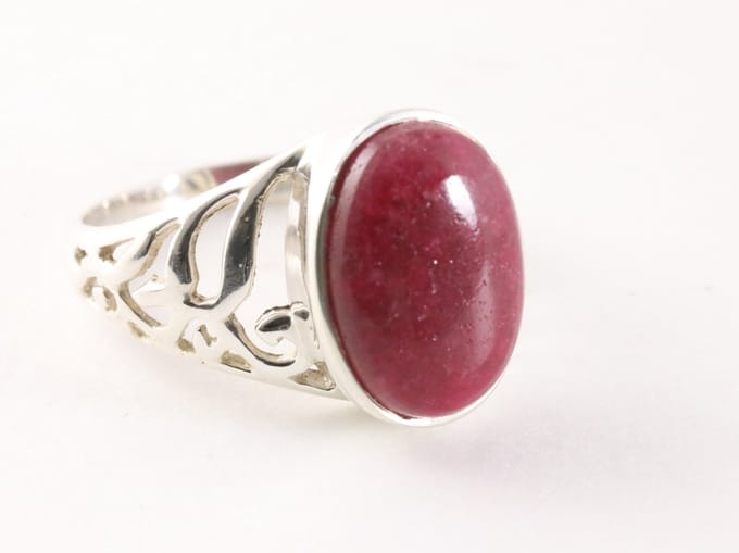 Opengewerkte zilveren ring met robijn cabochon - maat 19