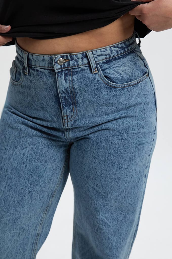 boohoo Dames Plus Basics Split Hem Straight Leg Jeans | Light Blue | Maat: 16/32L