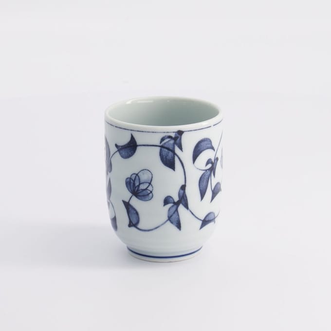 Tokyo Design Studio – Japanse Theekop - Wit met Blauwe Bloemen – 160ml – 6.5×7.5cm