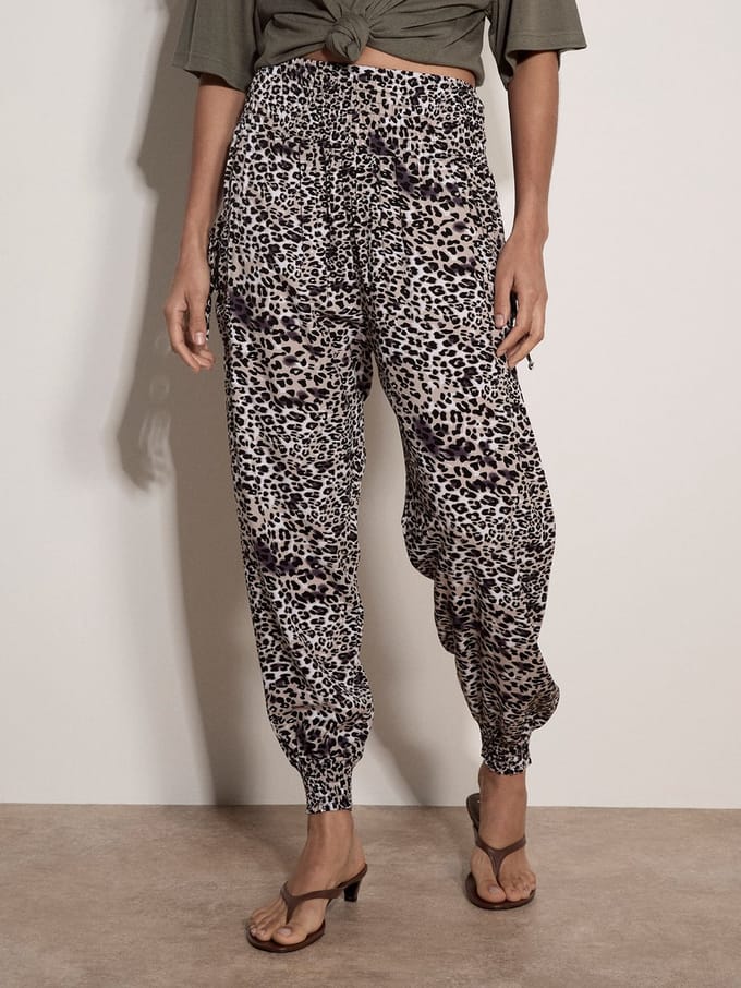 Joggingbroek met smockwerk in de taille en dierenprint