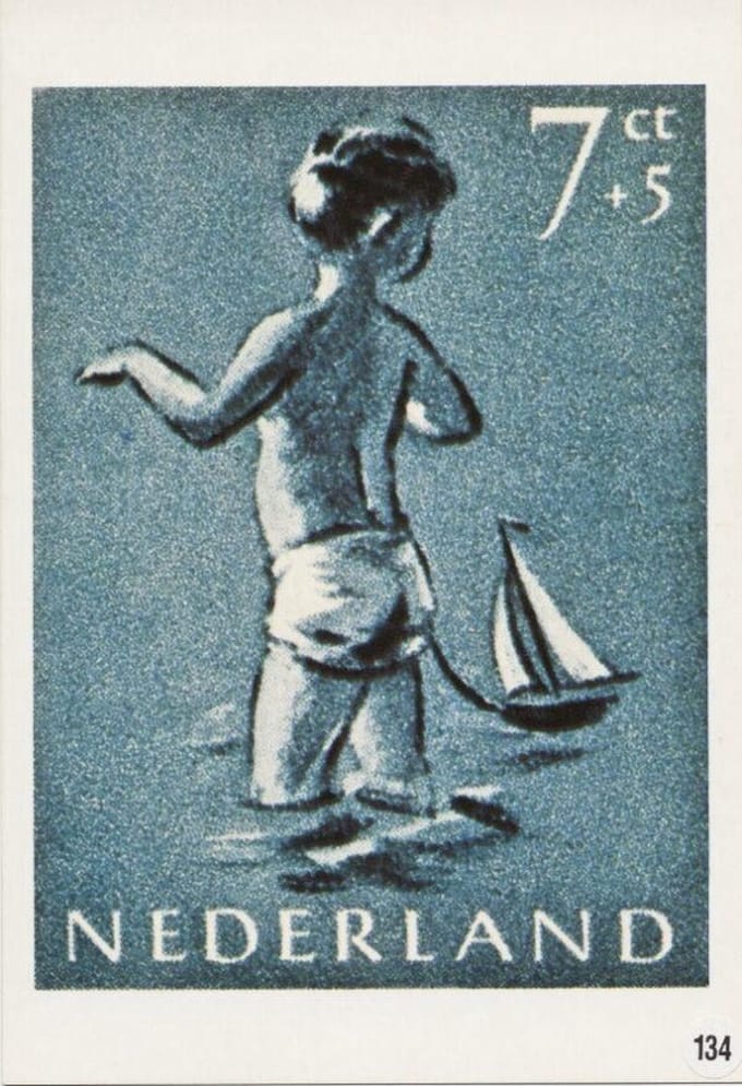 Briefkaart met afbeelding jongentje met zeilboot postzegel