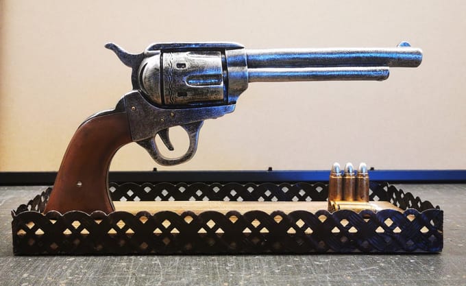 Western Revolver Decoratie op Standaard met Kogels - Polystone - 30cm - Polystone beeld
