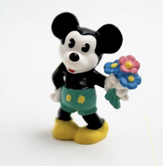 Disney speelfiguurtje - Mickey Mouse geeft bloemen - 5cm - taarttopper