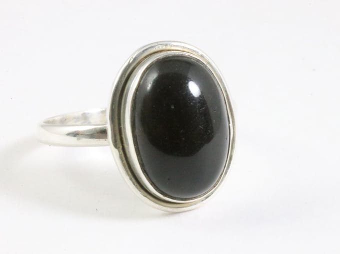 Ovale zilveren ring met onyx - maat 17
