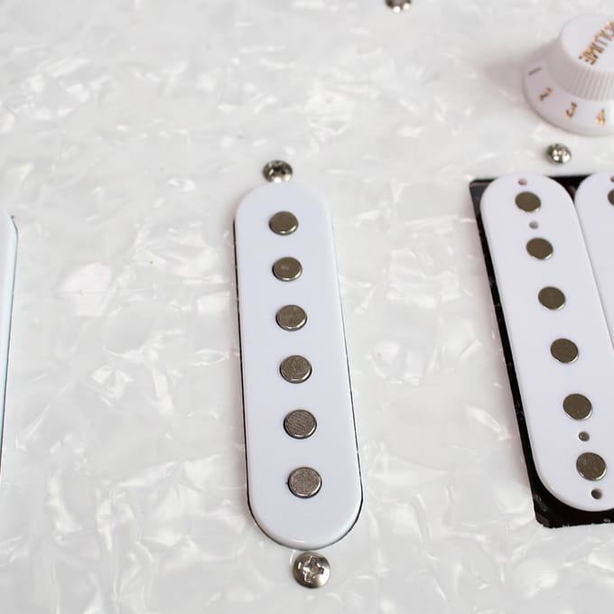 3-laags SSH Geladen Voorbedrade Slagplaat Humbucker Pickups Set voor Strat ST Elektrische Gitaar Wit Parelmoer wit