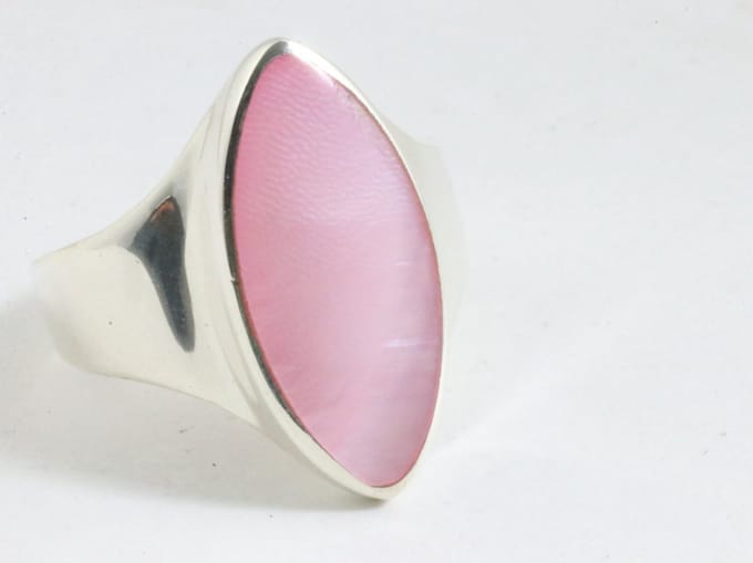 Hoogglans zilveren ring met roze parelmoer - maat 17