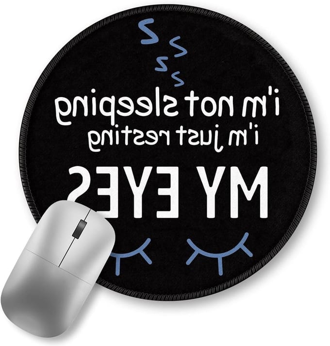 Grappige Muismat Rond - Bureau Accessoire - Comfortabel Werken - Antislip Rubberen Basis - 22 cm Diameter - Zwart Met Tekst