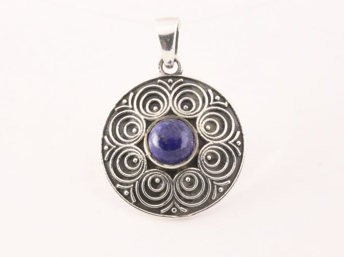 Ronde bewerkte zilveren hanger met lapis lazuli