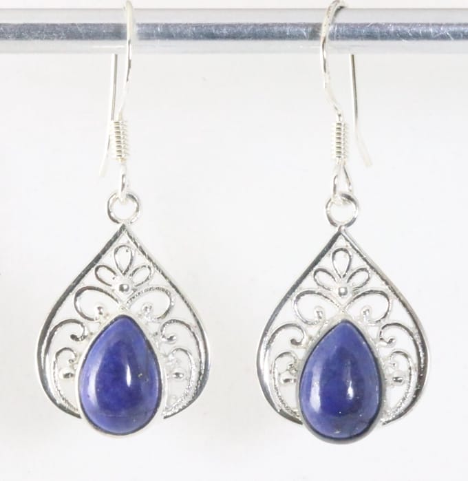 Opengewerkte zilveren oorbellen met lapis lazuli