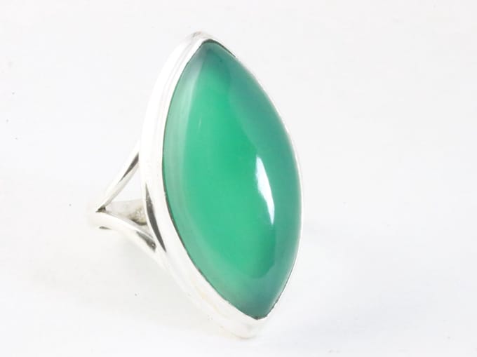 Langwerpige hoogglans zilveren ring met groene onyx - maat 19