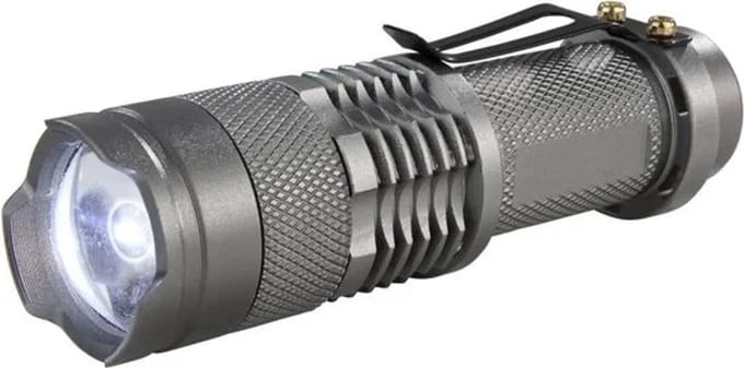 Wetelux LED-zaklamp - focusseerbaar - titanium optiek