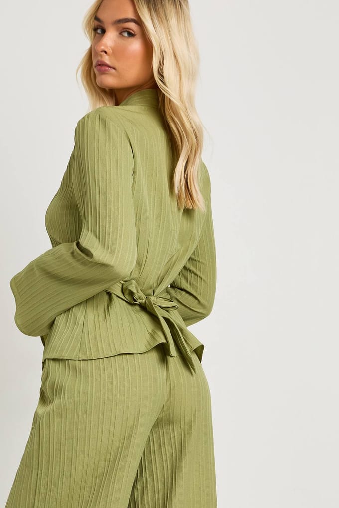 boohoo Dames Getextureerd shirt met strik en broek set | Olijf | Maat: 44