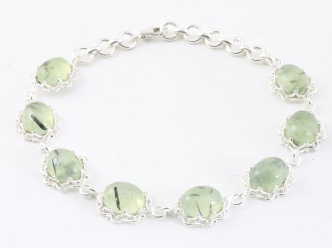 Bewerkte zilveren armband met prehniet
