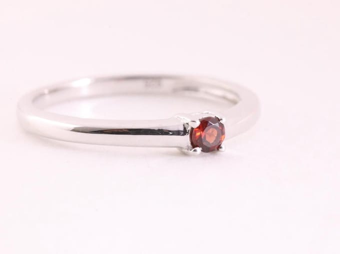 Fijne hoogglans zilveren ring met granaat - maat 16