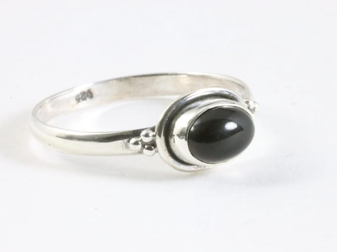 Fijne bewerkte zilveren ring met onyx - maat 20