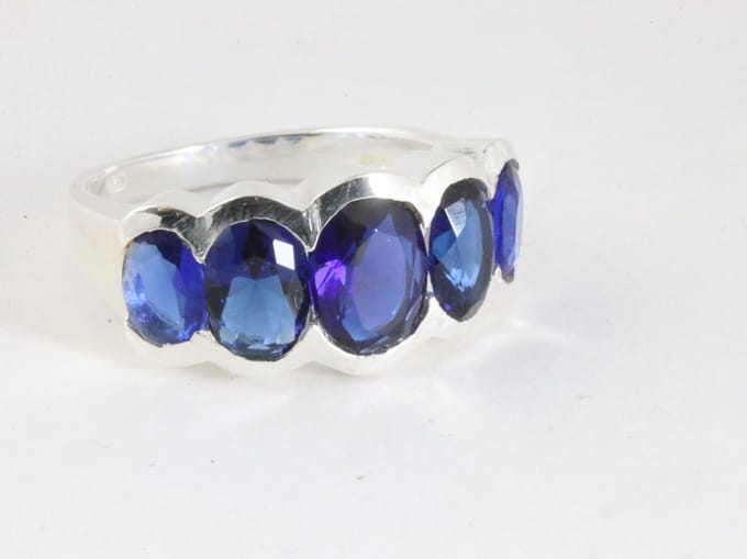 Zilveren ring met blauwe saffier - maat 17